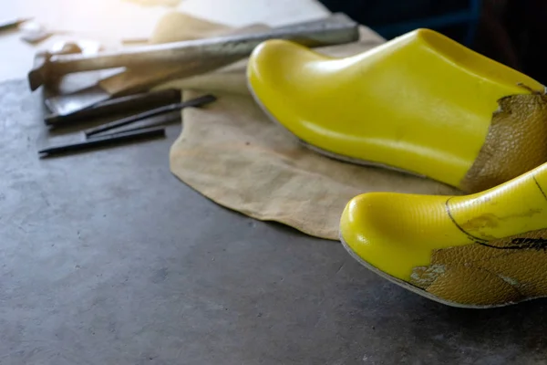 Schoen Maker Werkplaats Met Gereedschap Grondstof Gele Voeten Mannequin Leder — Stockfoto