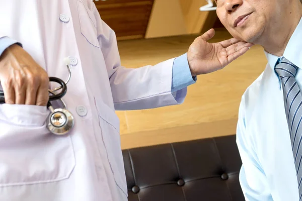 Médico Tenga Cuidado Paciente Escucha Atentamente Médico Masculino Explicando Los — Foto de Stock