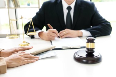 Yargıç avukat tokmak ile hukuk firması kavramı yolsuzluk rüşvet parasının