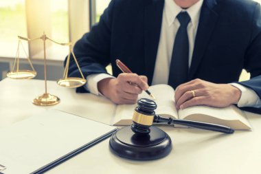 Yargıç avukat tokmak ile hukuk firması kavramı yolsuzluk rüşvet parasının