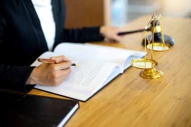 Hukuk Bürosu kurumsal ve yargıç mahkeme kavramı kadın baş grubun lideri işkadını