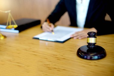 Hukuk Bürosu kurumsal ve yargıç mahkeme kavramı kadın baş grubun lideri işkadını