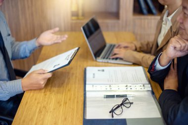 iş görüşmesi için office odası 2'ye patron Sit çalışan ve okuma devam etmek için yeni personel