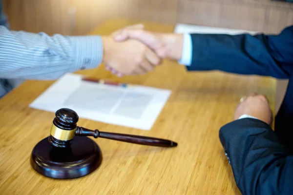 Prawnicy Sprawiedliwości Handshake Biznesmen Lub Klienta Dla Prawa Umowy Sędzia — Zdjęcie stockowe