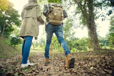 Erkek ve kadın yolculuk hiking onların seyahat için ormanda yürümek
