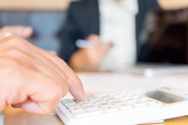 Takım çalışması iş adamı ve veri kavramı iş tartışma pazarlama analiz için Toplantı çalışmalarında kadın grup