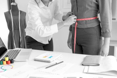 Moda Tasarımcısı ile grafik ve terzi aracı tablo, ölçüm ve oluştur desen elbise için uygun stüdyo çalışmalarında. balck ve beyaz renk karışımı