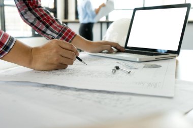 mimar ya da tablo göstermek iş el iş projesi için üzerinde çalışıyor. , beyaz bilgisayar ekran kırpma yoluyla ile