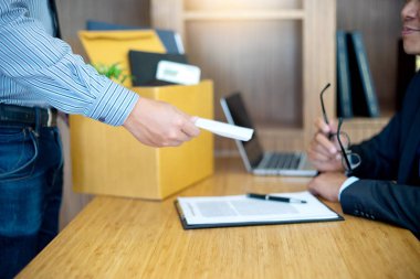 personel gönder beyaz örtmek için şirketten istifa görevden patron işçi