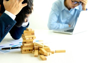 tablo, iş sorununun işe veya başarısızlık depresif iş adamı ve iş kadını üzgün ahşap blog.