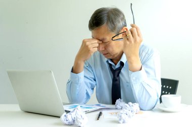 işadamı oturup tablo dolgu üzgün ve baş ağrısı, kavram iş başarısızlık veya sorunu
