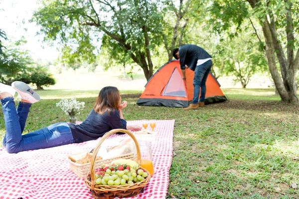 Uomo Preparare Tenda Campeggio Donna Laici Aspettare Rilassarsi Campo Pic — Foto Stock