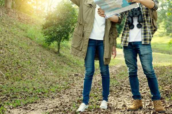 Uomo Donna Camminano Nella Foresta Loro Viaggio Trekking Viaggio — Foto Stock