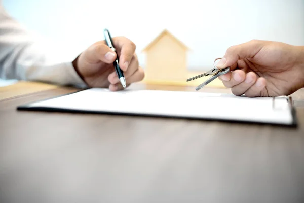 Yeni ev satın alma ya da kira sözleşmesi imzalamak için iş adamı anlaşması. Rengi siyah ve beyazla karıştır