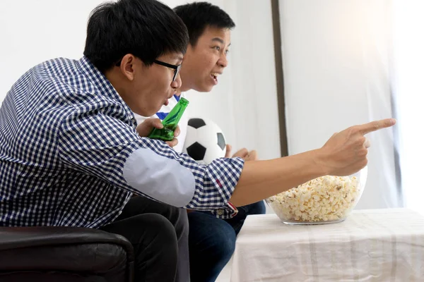 Grupo Jovens Homem Assistir Futebol Jogo Programa Transmissão Alegria Existente — Fotografia de Stock