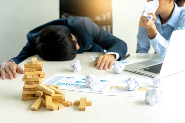 Affärsmannen Och Affärskvinna Sorgliga Trä Blogg Deprimerad Tabellen Business Problem — Stockfoto