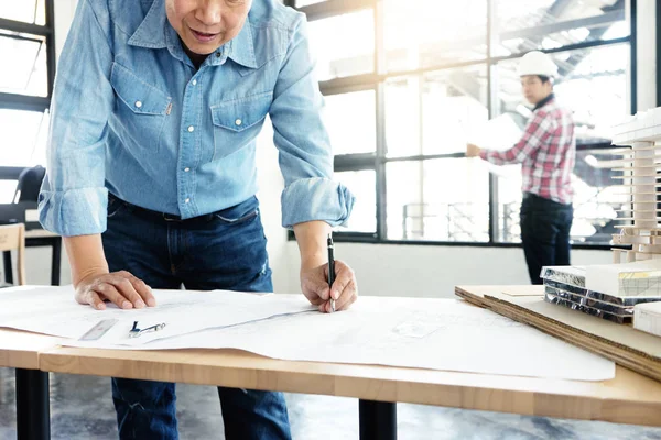 Arquitecto Ingeniero Que Trabaja Mano Trabajo Demostración Mesa Para Proyecto — Foto de Stock