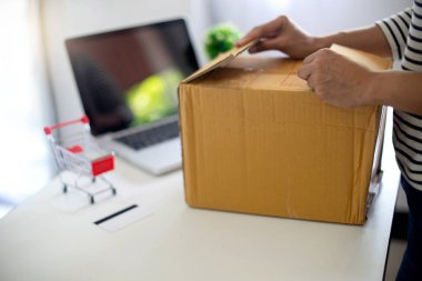 kadın oturup bilgisayar tablo göz ürün online satış alışveriş hakkında açık veya ambalaj Tema hazırlayıp sipariş alsın...