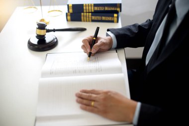 Yargıç avukat tokmak hukuk firması konseptinde denge ile ofiste çalışır.