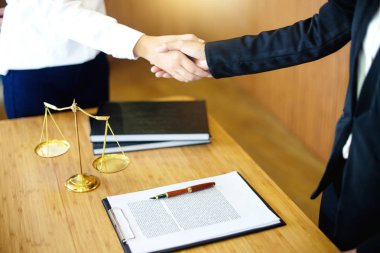 Yargıç kadın tokmak ile Toplantı ekibi ile arka planda hukuk firmasında mı adalet avukatlar. Elini sıkmak Hukuk kavramları. 