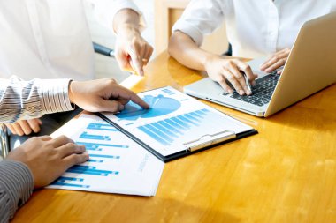 Grup Toplantı odasında, ekip çalışması veri analizleri iş hakkında