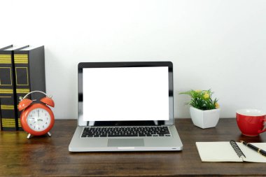 bilgisayar ve kağıt Not defteri kullanmak Internet online stili çalışma odasında ile evde çalışma tezgahı.