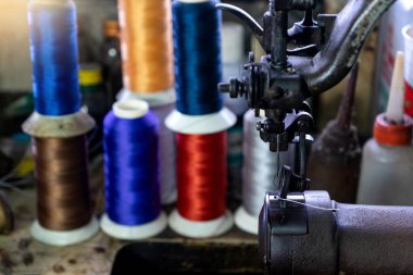 Ayakkabı maker iş yerinde dikiş deri renk iplik ile