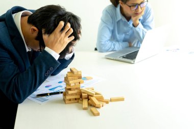 tablo, iş sorununun işe veya başarısızlık depresif iş adamı ve iş kadını üzgün ahşap blog.