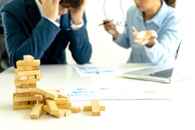 tablo, iş sorununun işe veya başarısızlık depresif iş adamı ve iş kadını üzgün ahşap blog.