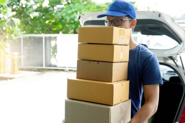 çalışan adam teslim ev ya da ofis için kutuları