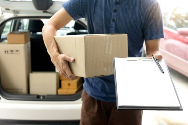 çalışan ev ya da ofis için kutuları teslim adam ve karton kağıt simgesi için göndermek 