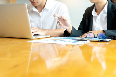 Grup Toplantı odasında, ekip çalışması veri analizleri iş hakkında