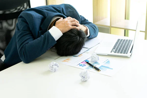 Geschäftsmann Tisch Sitzen Füllen Traurig Und Kopfschmerzen Konzept Geschäftsversagen Oder — Stockfoto