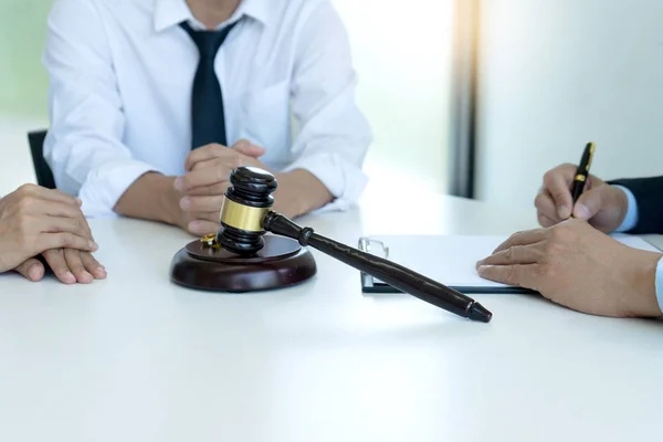 Richter Arbeiten Tisch Sprechen Mit Frau Ehemann Über Das Ehegesetz — Stockfoto