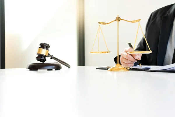Судья Молоток Адвокатами Юстиции Бизнесмен Иске Адвокат Работающий Юридическими Документами — стоковое фото