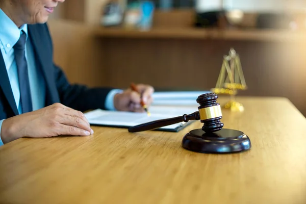Keurmeester Hamer Met Justitie Advocaten Zakenman Pak Advocaat Werkt Met — Stockfoto