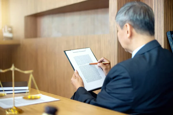 法官槌与司法律师 商人在诉讼或律师工作与法律法律文件 忠告和正义法律牢固的概念 — 图库照片