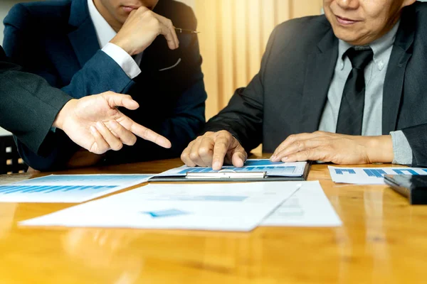 Reunión Grupo Sala Tienen Pantalla Lcd Pared Trabajo Equipo Sobre — Foto de Stock