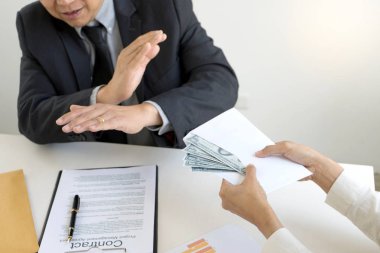 İşadamı memura rüşvet veriyor ama memur yozlaşma olmadığını söylüyor. 