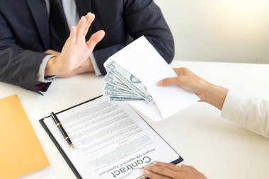 İşadamı memura rüşvet veriyor ama memur yozlaşma olmadığını söylüyor. 