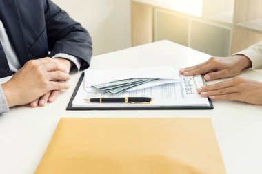 İş adamı, memur konseptine rüşvet veriyor. 