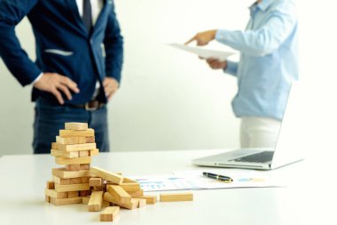 tablo, iş sorununun işe veya başarısızlık depresif iş adamı ve iş kadını üzgün ahşap blog.