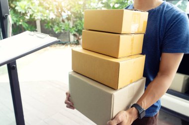 çalışan adam teslim ev ya da ofis için kutuları