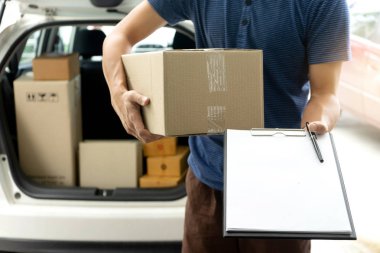 çalışan ev ya da ofis için kutuları teslim adam ve karton kağıt simgesi için göndermek 