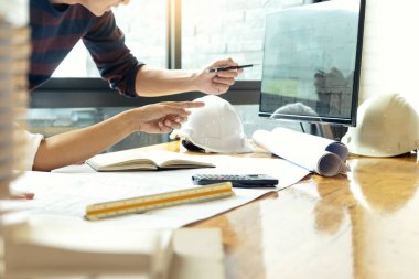 mühendis veya mimari proje, iki mühendislik veya tartışmak ve blueprint mimar donanımları, inşaat kavramı ile çalışan mimarisi.