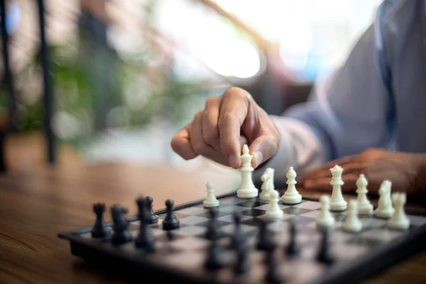 Imagen Manos Hombre Negocios Confiado Jugando Juego Ajedrez Para Análisis — Foto de Stock