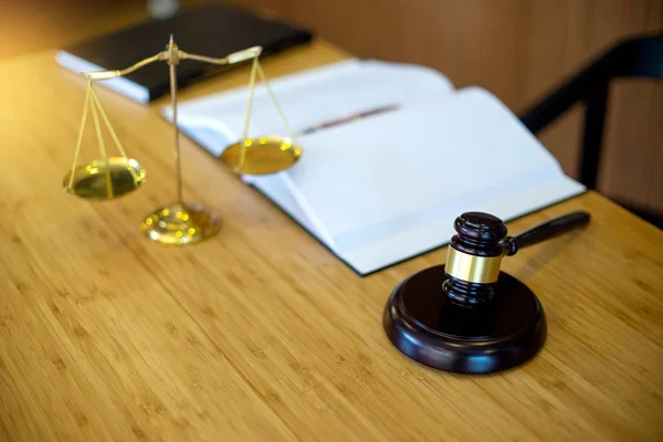 Hamer Evenwicht Tafel Met Boek Achtergrond Concept Law Firm — Stockfoto