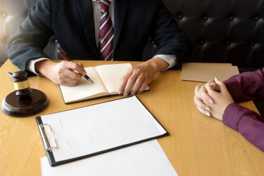 Adalet avukat hukuk bürosu arka planda takım toplantısı ile tokmak Yargıç. Hukuk ya da açık artırma kavramları.