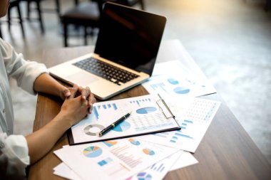 serbest çalışan yalnız kahve dükkanında çalışmak ve hissediyorum sakin ol.