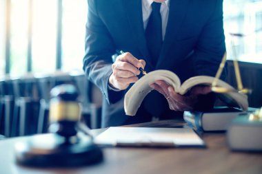 Yargıç avukat tokmak hukuk firması konseptinde denge ile ofiste çalışır. 